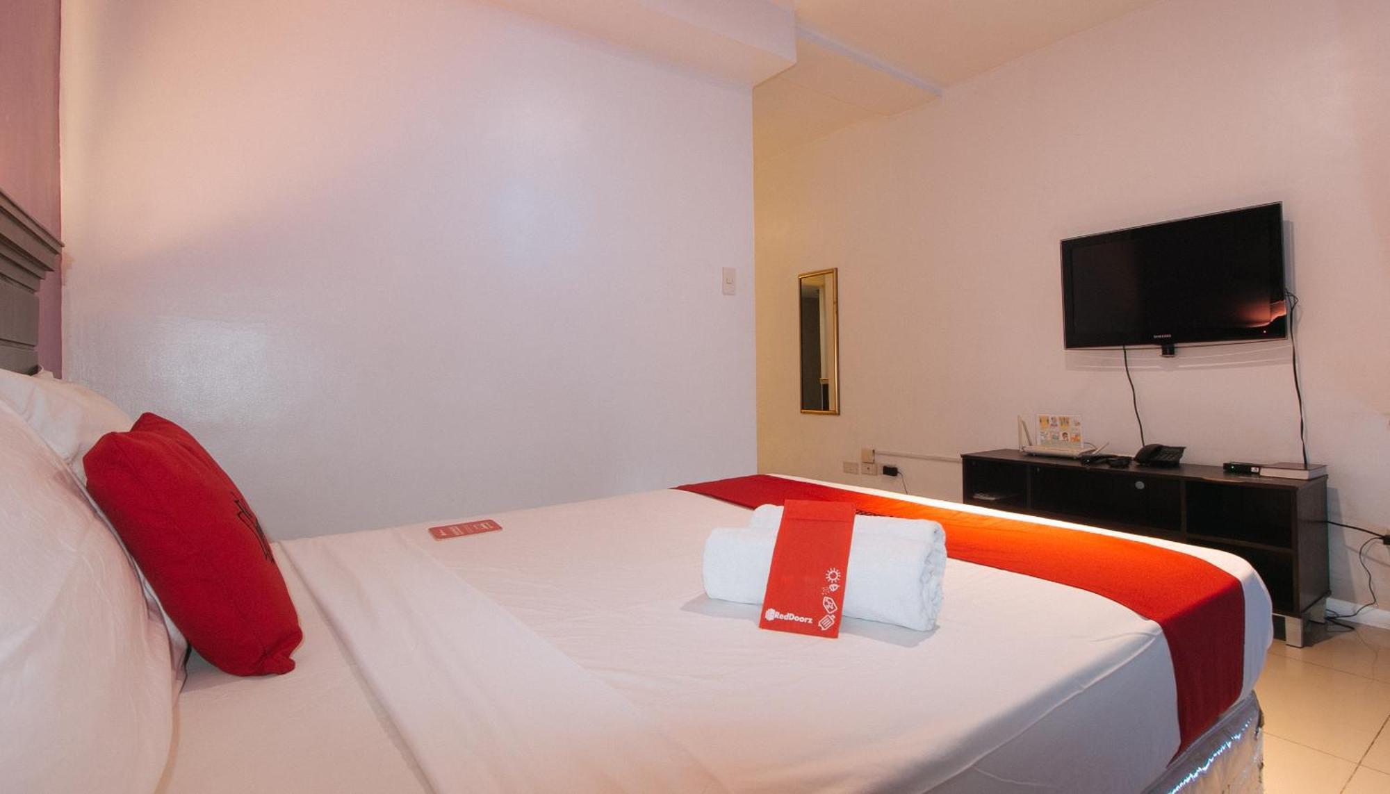 RedDoorz @ Melbourne Suites Makati Makati City Exterior foto