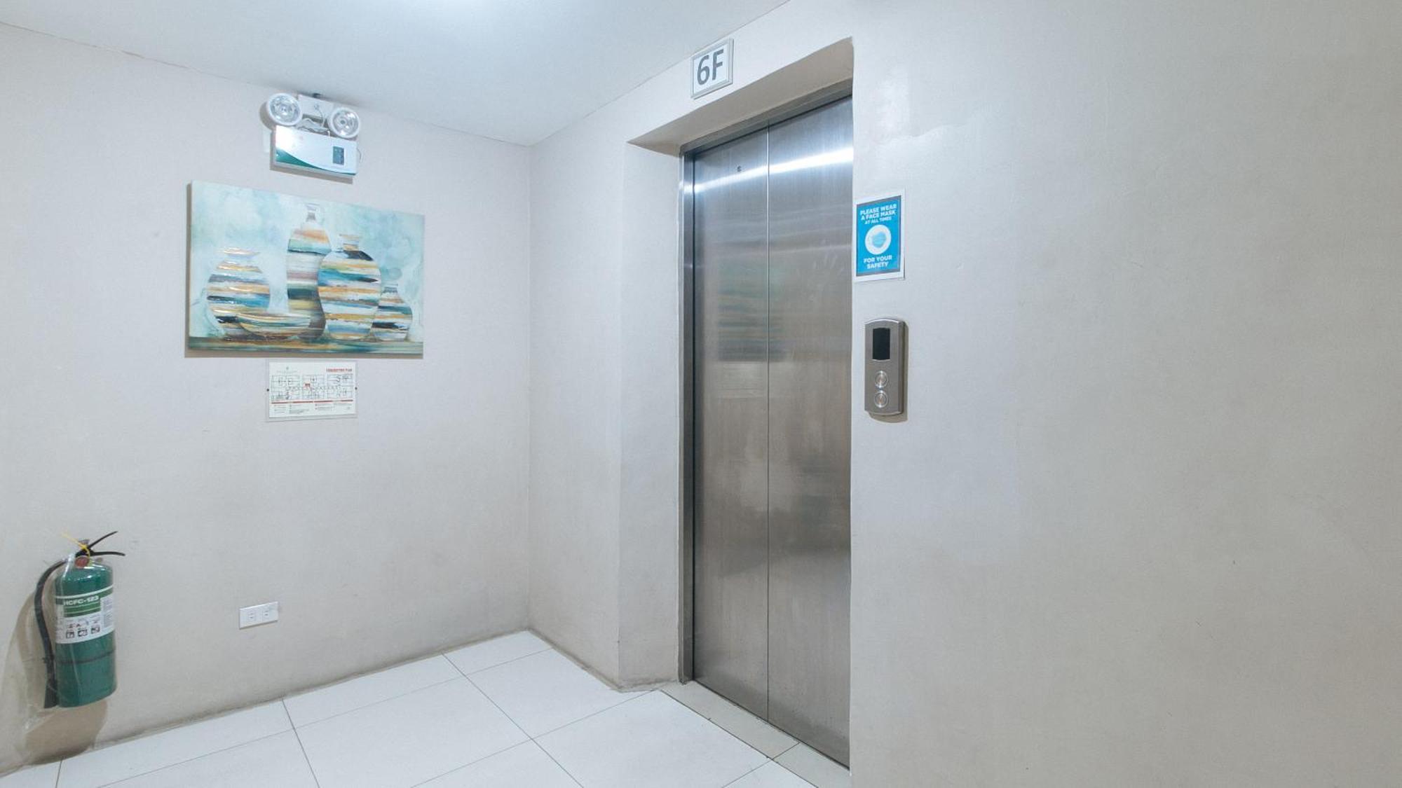 RedDoorz @ Melbourne Suites Makati Makati City Exterior foto