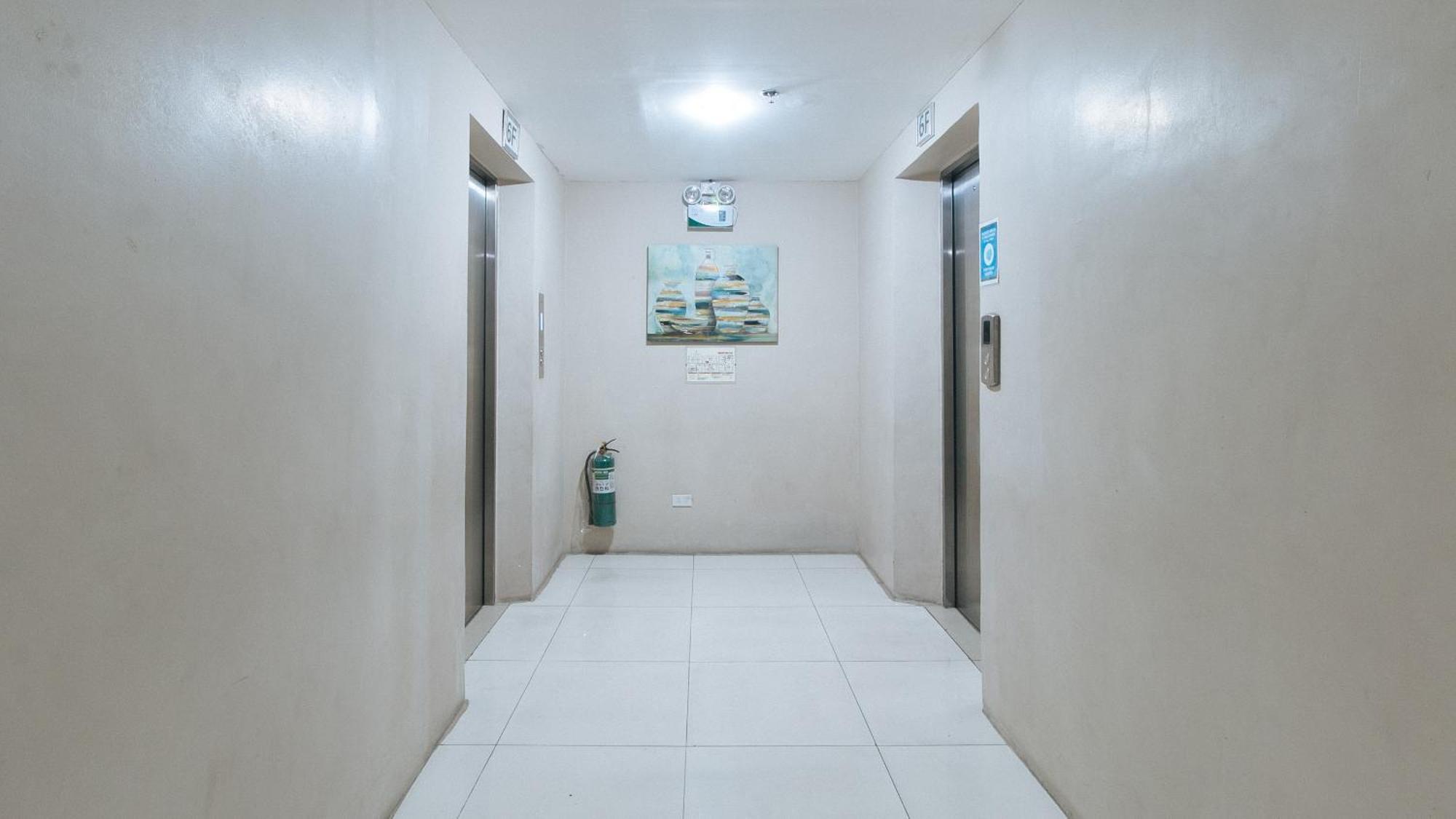 RedDoorz @ Melbourne Suites Makati Makati City Exterior foto